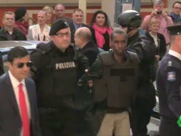 Frame 0.0 de: Los dos autores del secuestro del avión libio desviado a Malta se declaran inocentes ante el juez Frame 0.0 de: Los dos autores del secuestro del avión libio desviado a Malta se declaran inocentes ante el juez