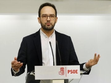 El portavoz del PSOE en el Congreso, Antonio Hernando, durante la rueda de prensa que ha ofrecido hoy en la sede del partido El portavoz del PSOE en el Congreso, Antonio Hernando, durante la rueda de prensa que ha ofrecido hoy en la sede del partido