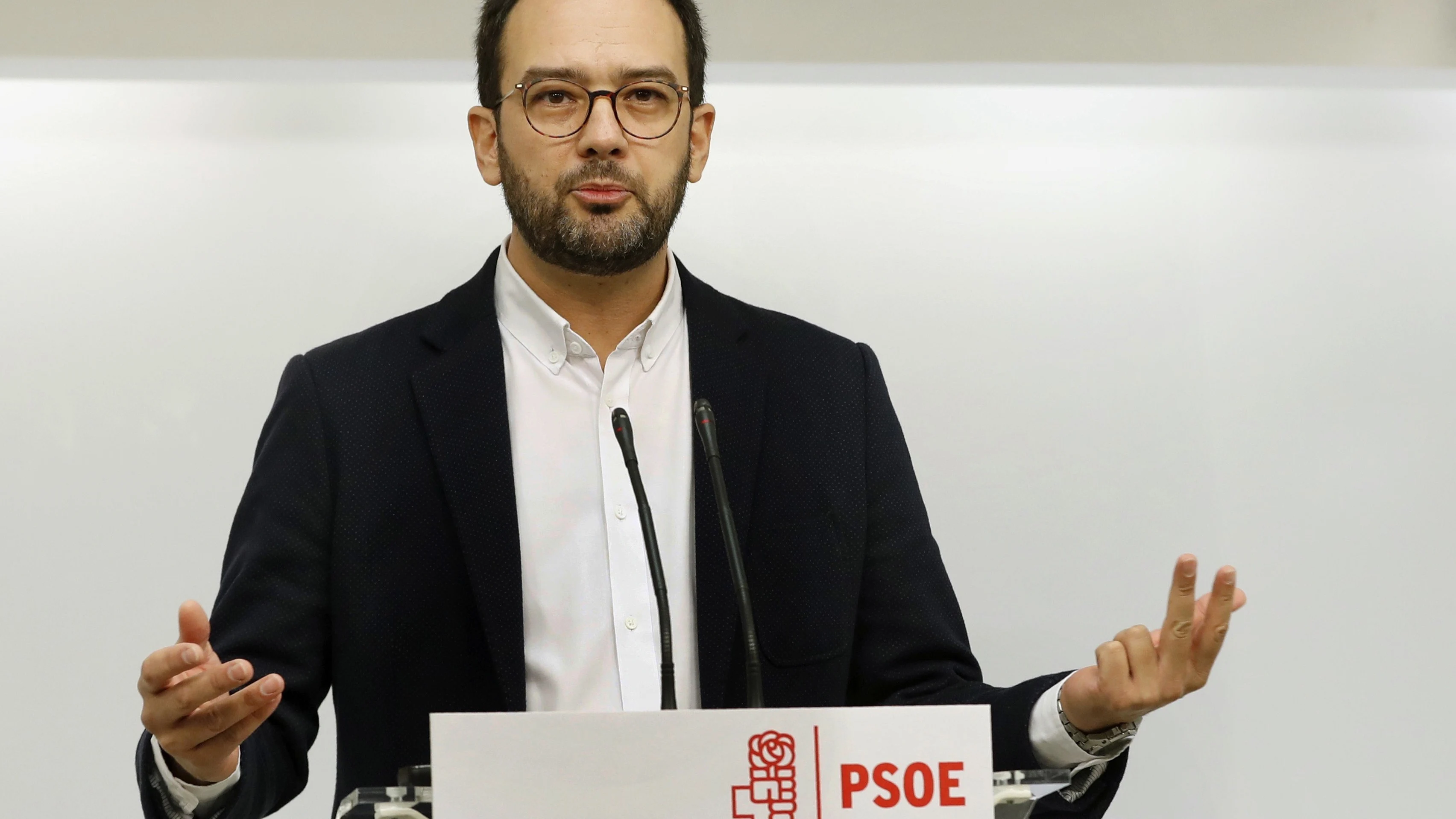 El portavoz del PSOE en el Congreso, Antonio Hernando, durante la rueda de prensa que ha ofrecido hoy en la sede del partido