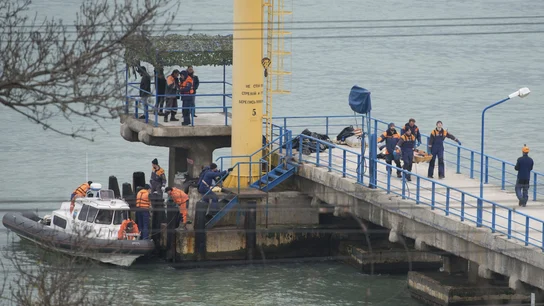 Varias personas trabajan en la recuperación de los cuerpos y los restos del avión militar ruso Tu-154 en Sochi Varias personas trabajan en la recuperación de los cuerpos y los restos del avión militar ruso Tu-154 en Sochi