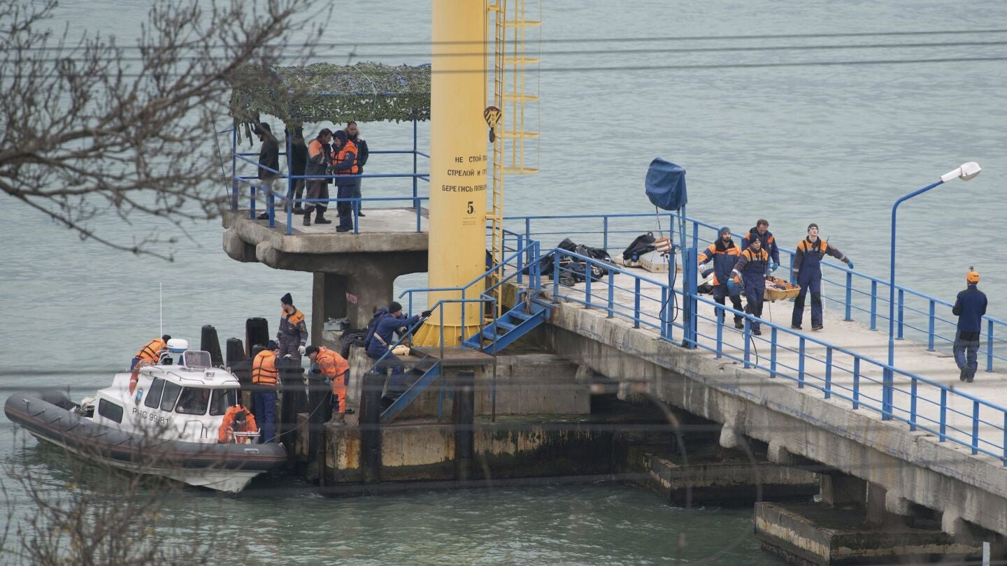 Varias personas trabajan en la recuperaci&oacute;n de los cuerpos y los restos del avi&oacute;n militar ruso Tu-154 en Sochi