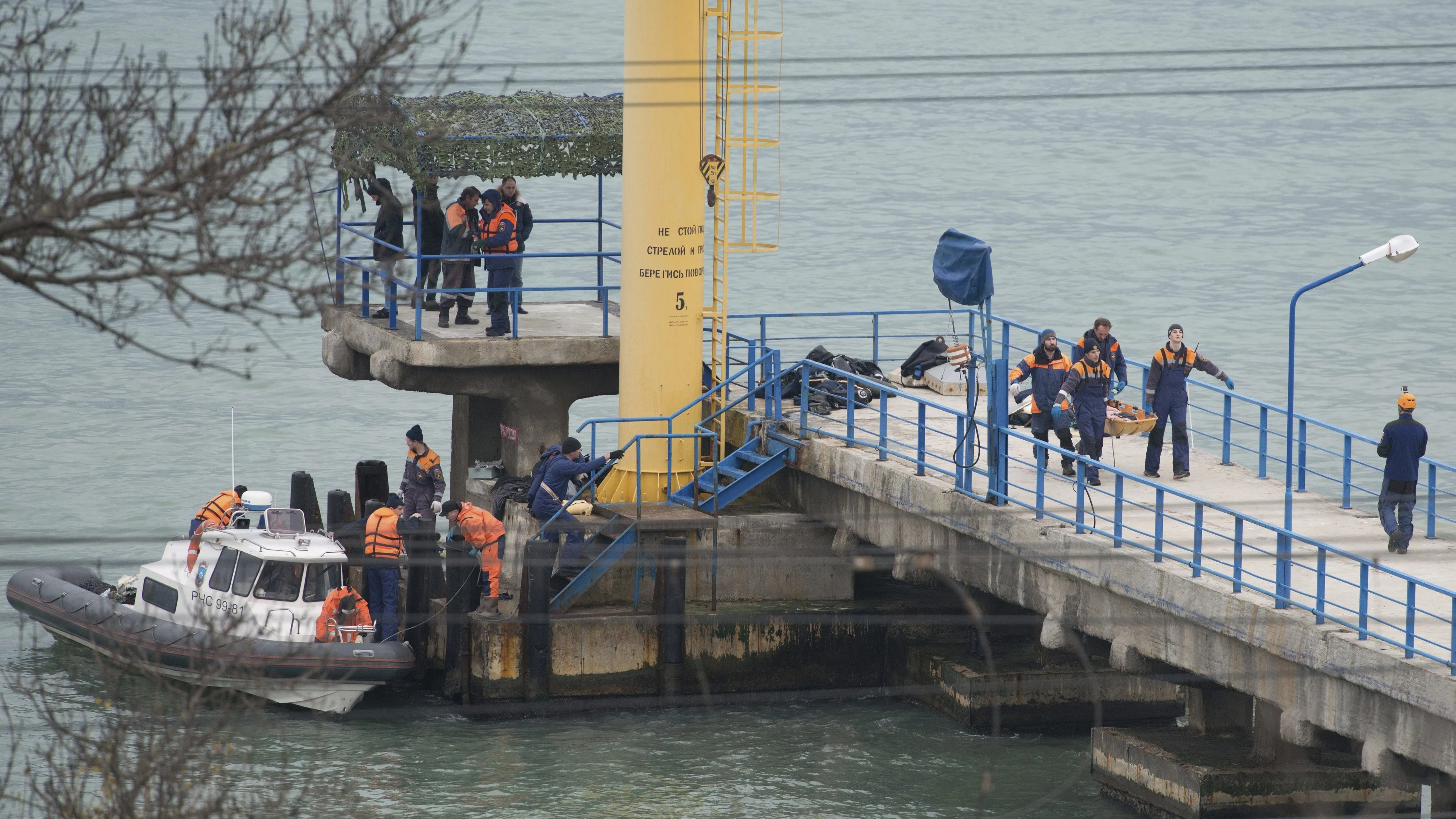 Varias personas trabajan en la recuperación de los cuerpos y los restos del avión militar ruso Tu-154 en Sochi