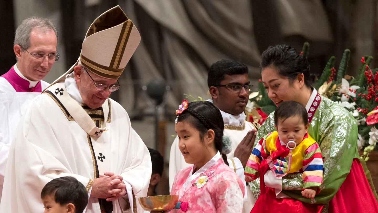 El Papa Francisco celebra la Misa del Gallo de Navidad sobre en la Bas&iacute;lica del Vaticano