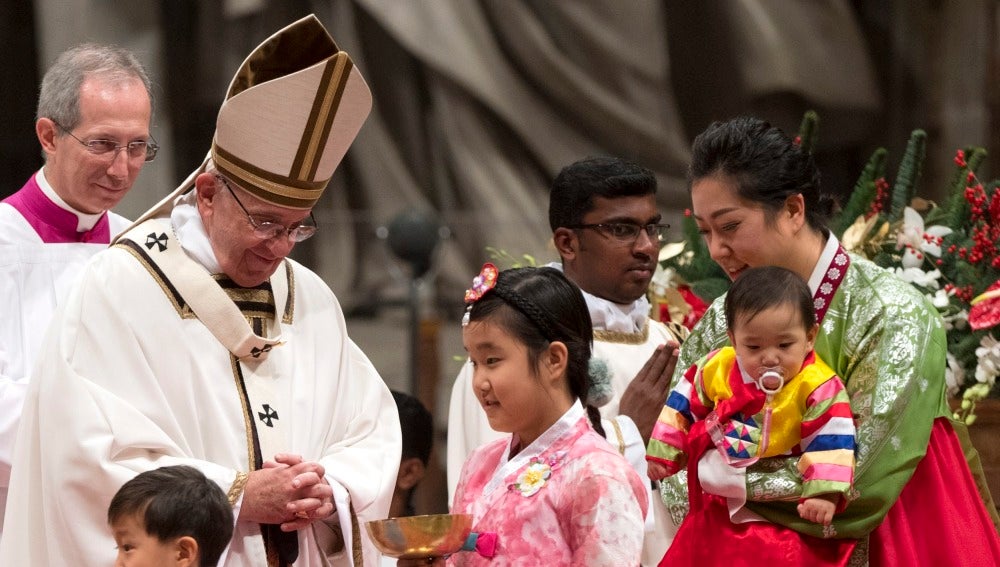 El Papa Francisco celebra la Misa del Gallo de Navidad sobre en la Basílica del Vaticano