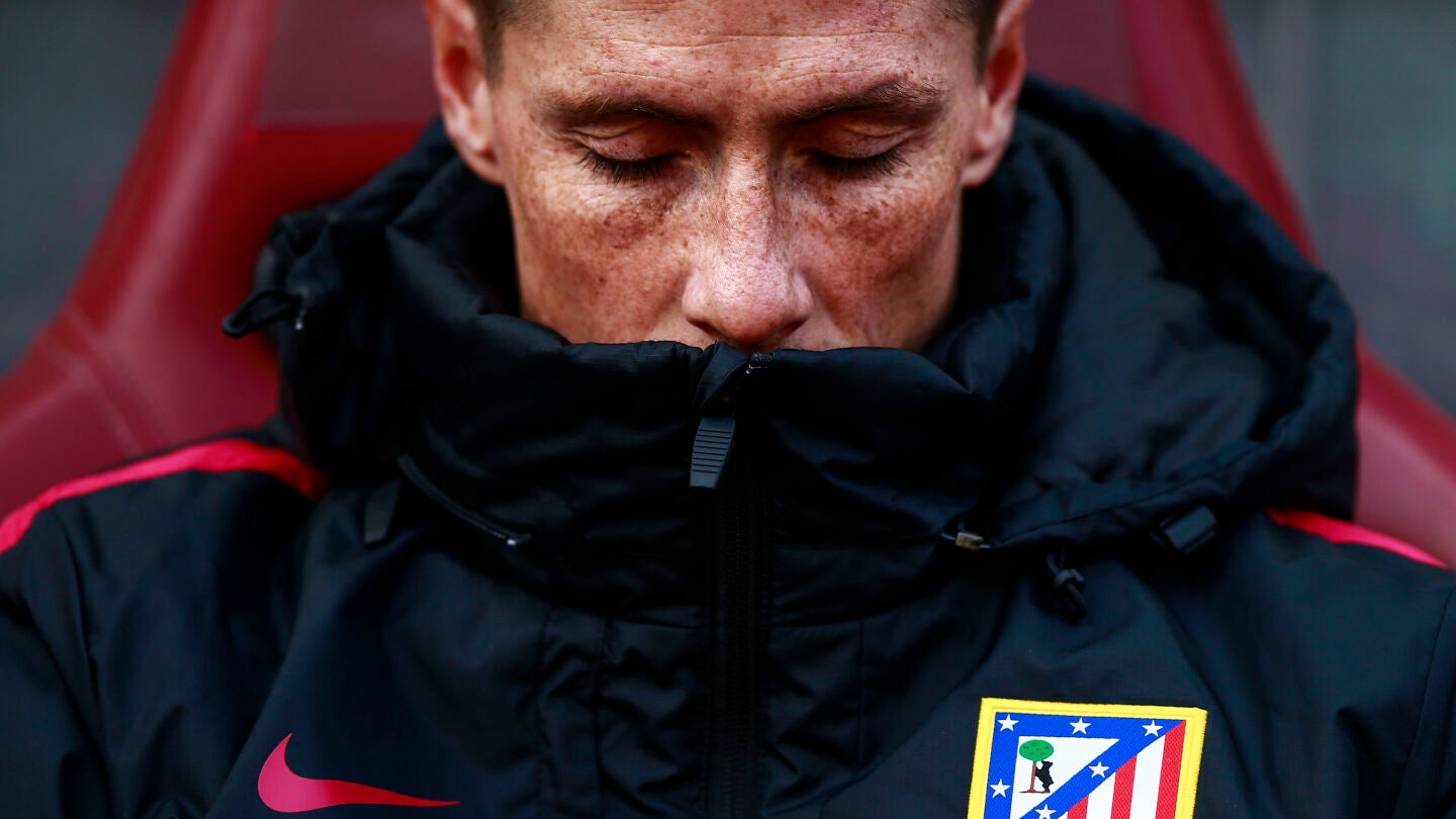 Fernando Torres, pensativo en el banquillo del Atl&eacute;tico de Madrid