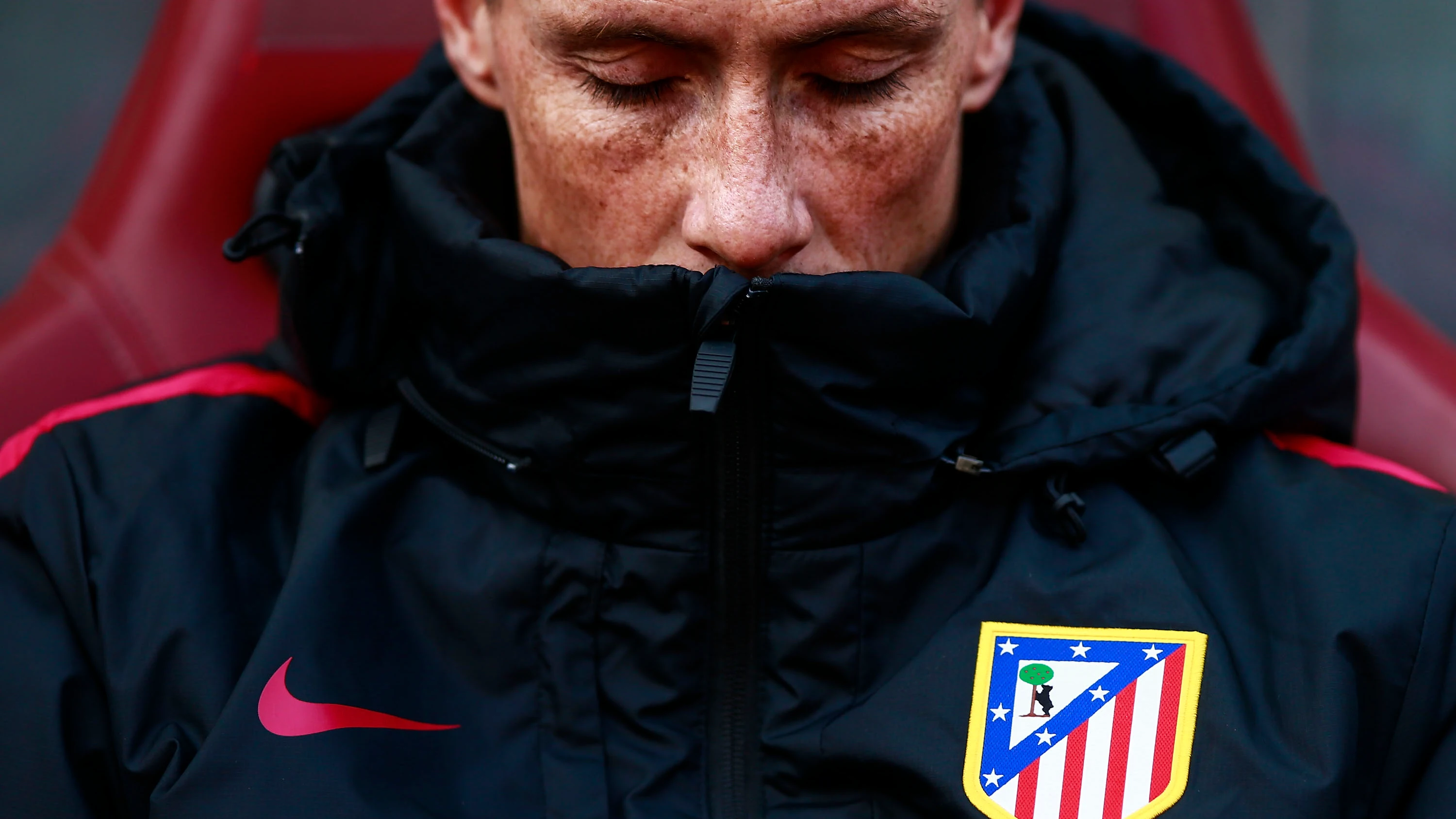 Fernando Torres, pensativo en el banquillo del Atlético de Madrid