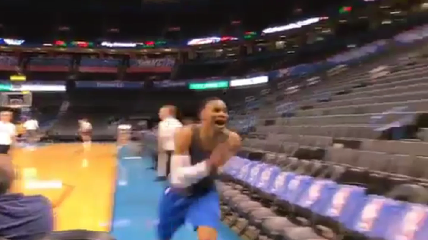 Russell Westbrook, corriendo hacia el vestuario Russell Westbrook, corriendo hacia el vestuario