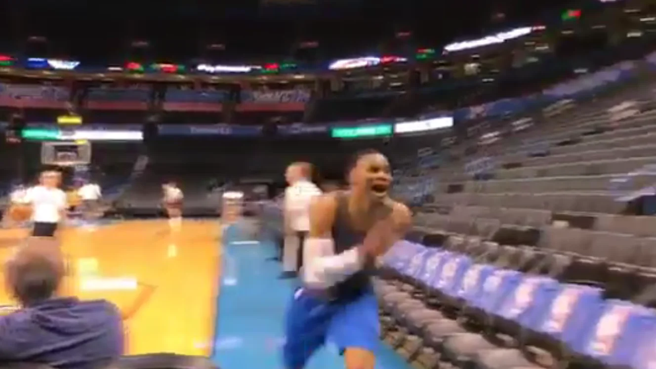 Russell Westbrook, corriendo hacia el vestuario