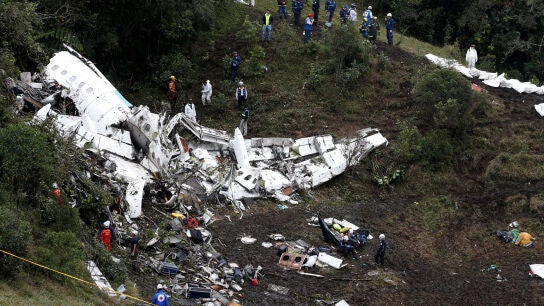 Restos del fuselaje del avi&oacute;n de Lamia en el lugar del accidente