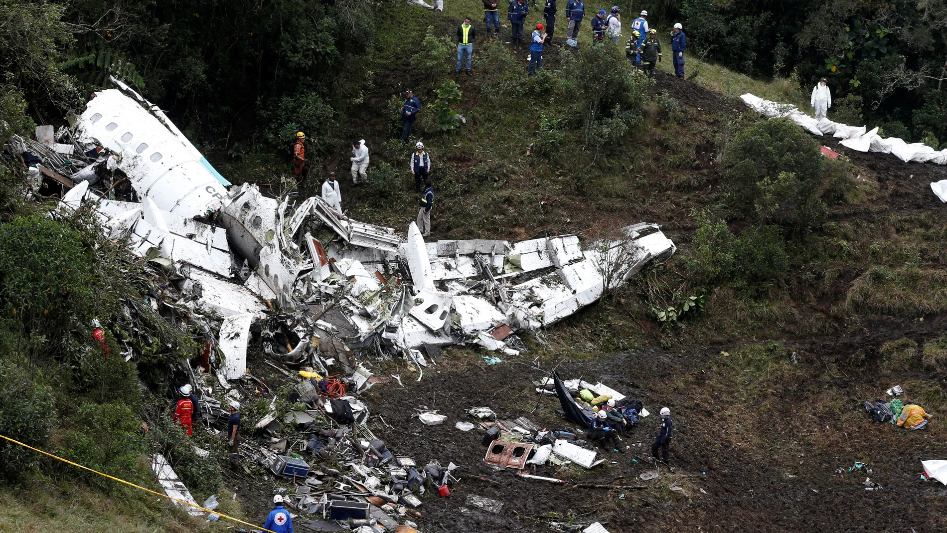 Restos del fuselaje del avión de Lamia en el lugar del accidente