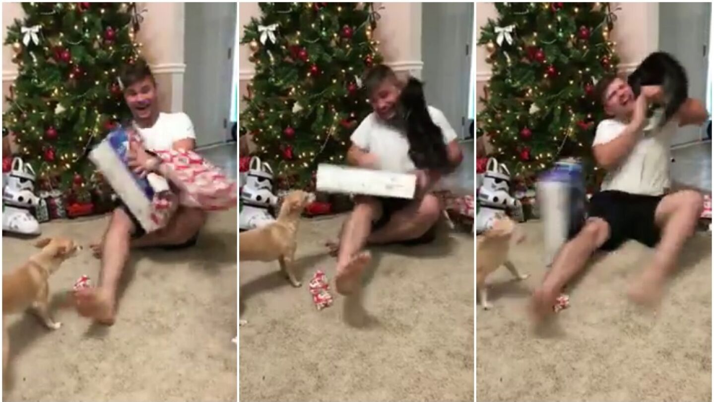 Un gato ataca a su amo mientras abre los regalos de Navidad