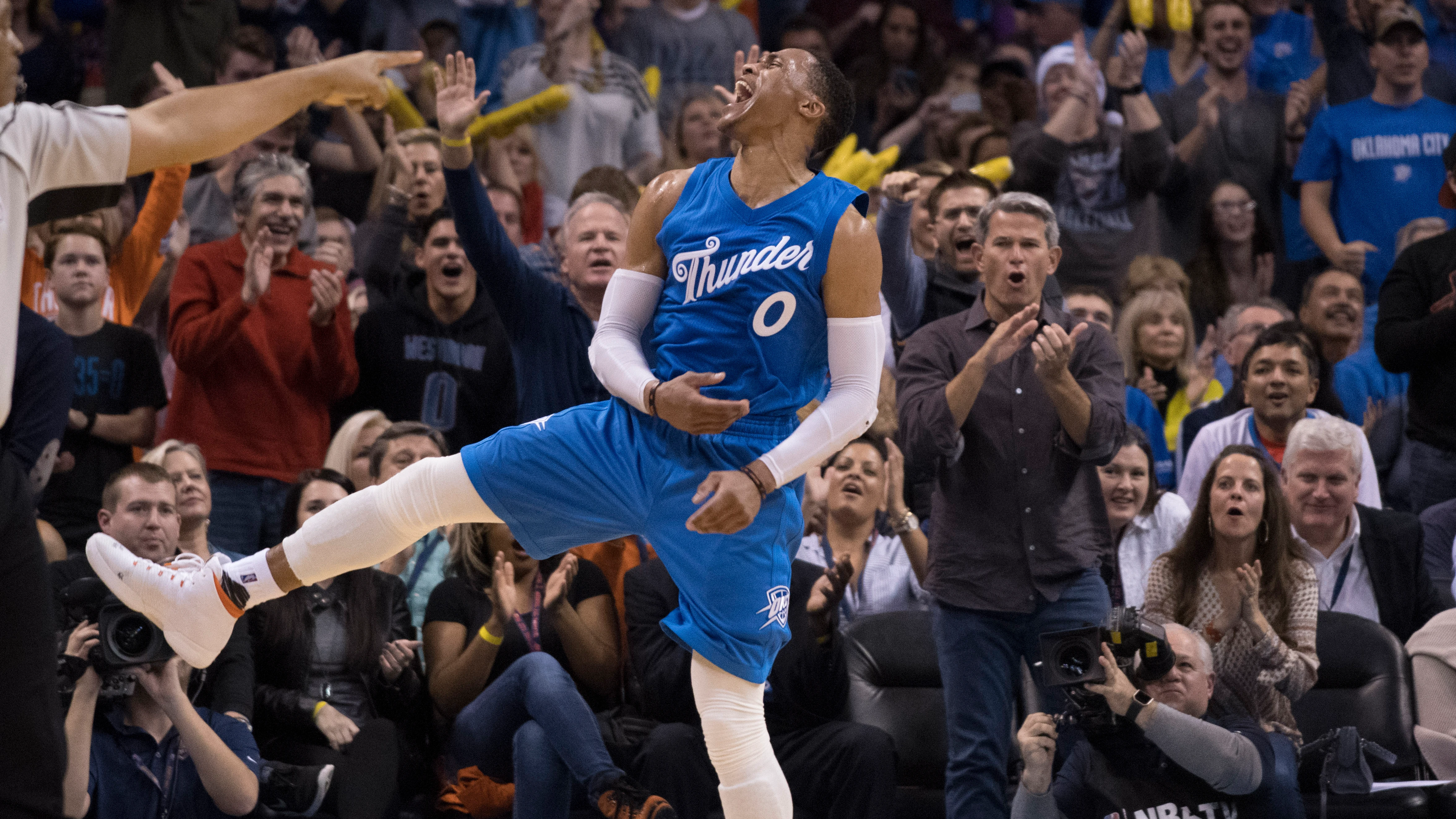 Russell Westbrook celebra una canasta contra los Timberwolves