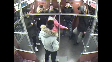 Imágenes de los siete sospechosos en la grabación del metro difundida por la Policía alemana