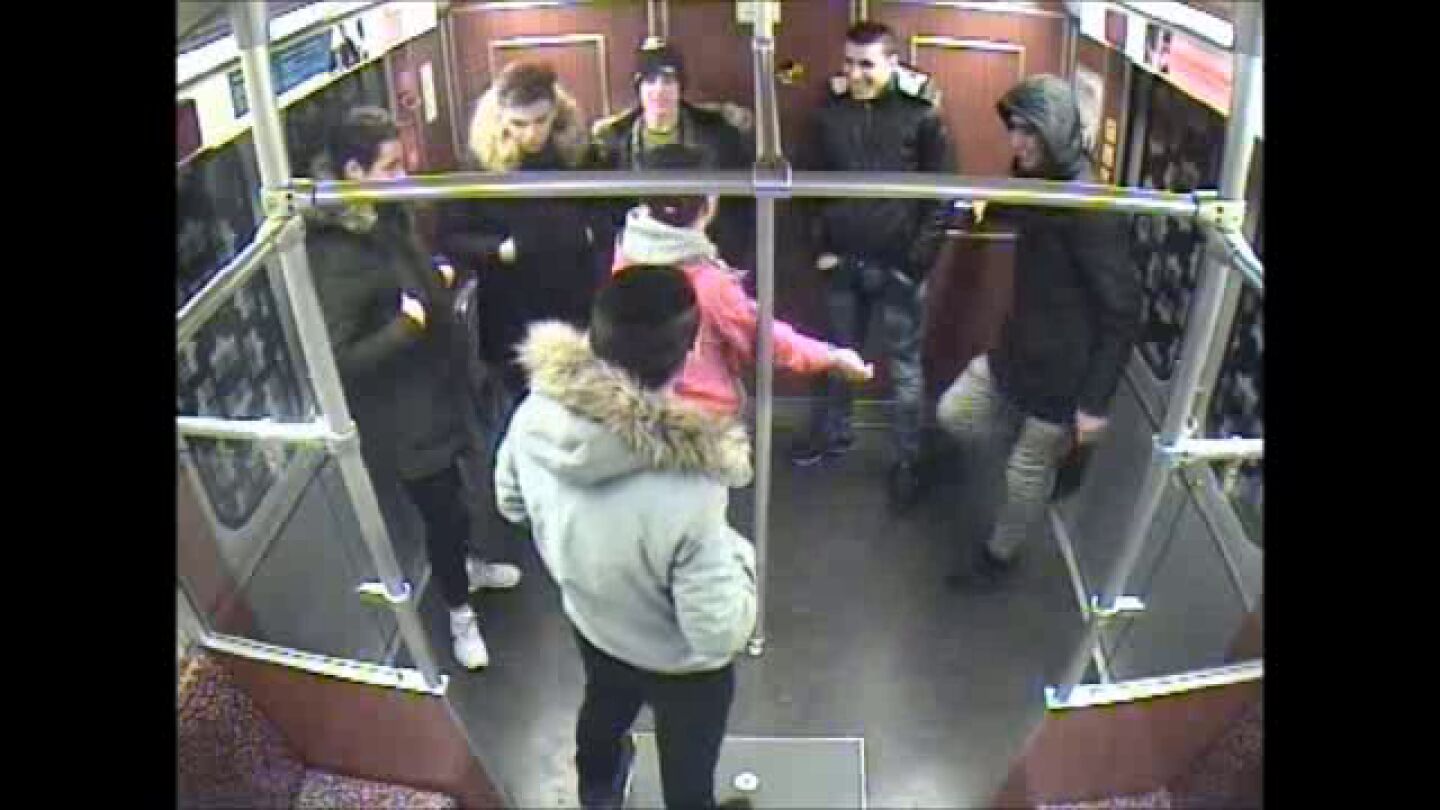 Im&aacute;genes de los siete sospechosos en la grabaci&oacute;n del metro difundida por la Polic&iacute;a alemana
