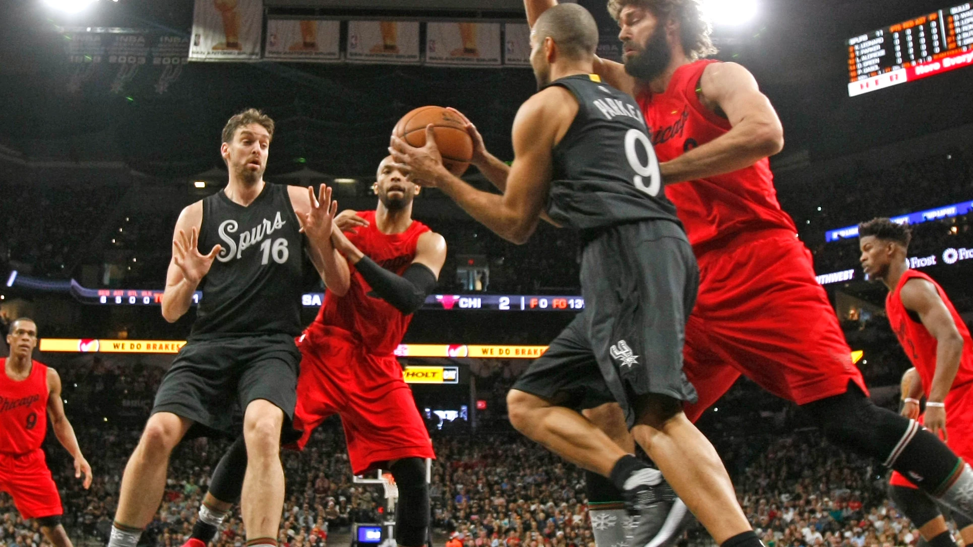 Tony Parker se dispone a pasar a Pau Gasol 