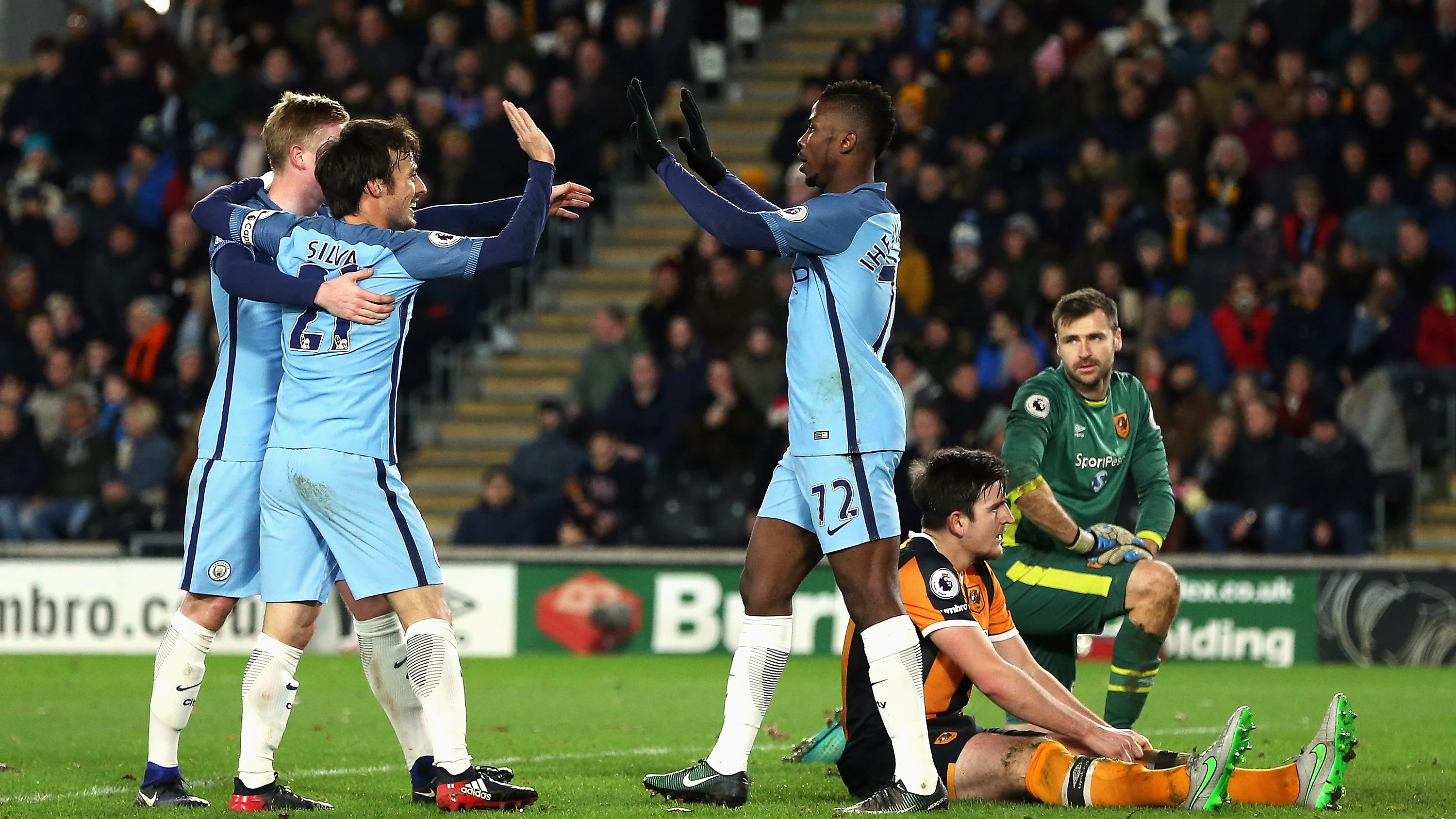 Los jugadores del Macnhester City celebran uno de los goles ante el Hull City