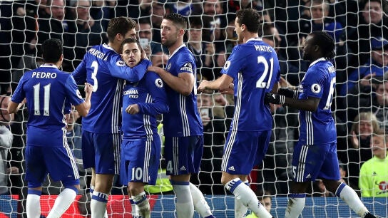 Hazard es felicitado por sus compa&ntilde;eros tras marcar un gol