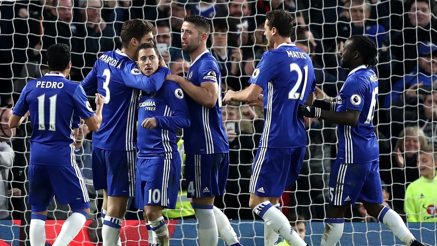 Hazard es felicitado por sus compañeros tras marcar un gol Hazard es felicitado por sus compañeros tras marcar un gol