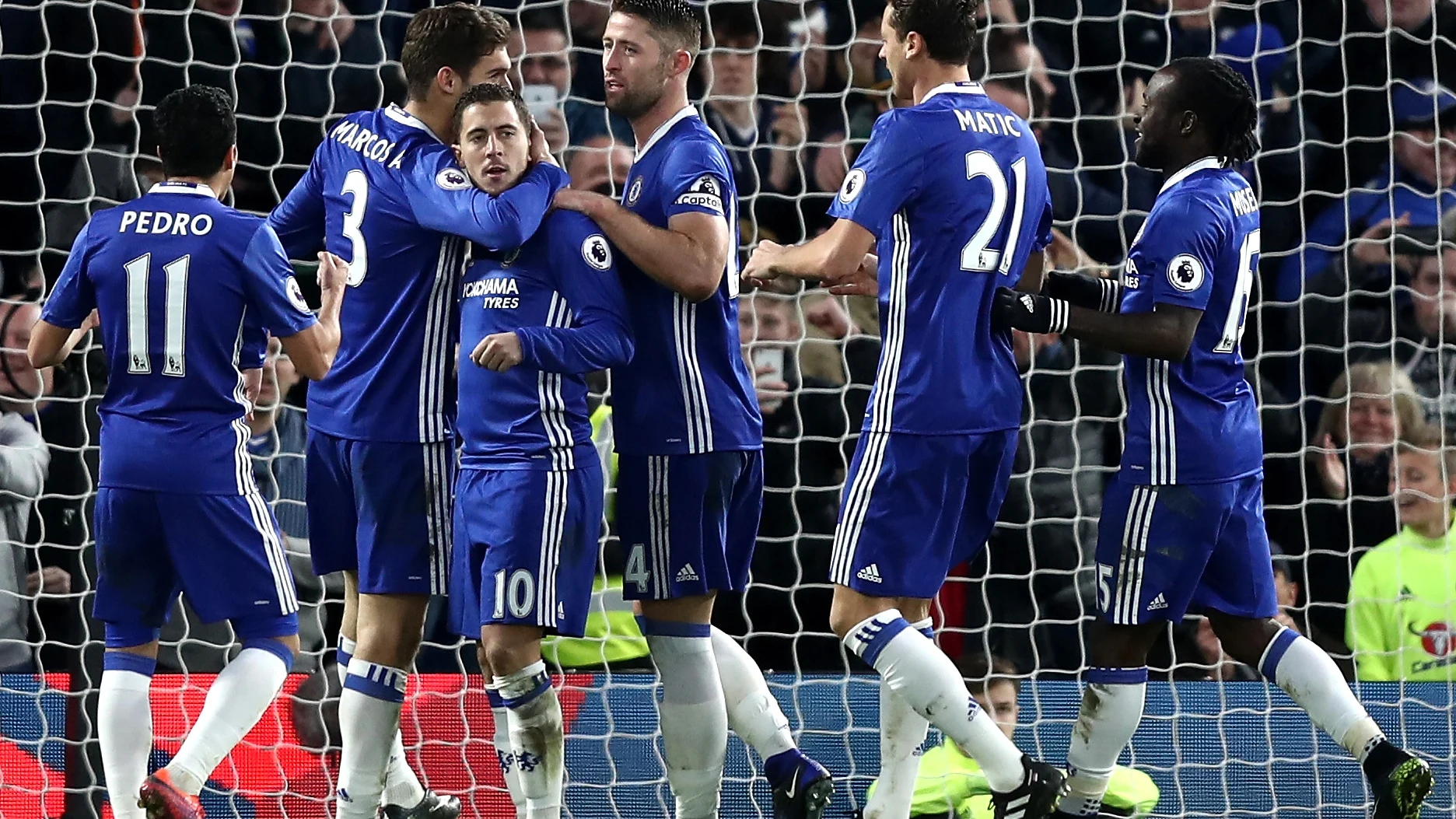 Hazard es felicitado por sus compañeros tras marcar un gol Hazard es felicitado por sus compañeros tras marcar un gol