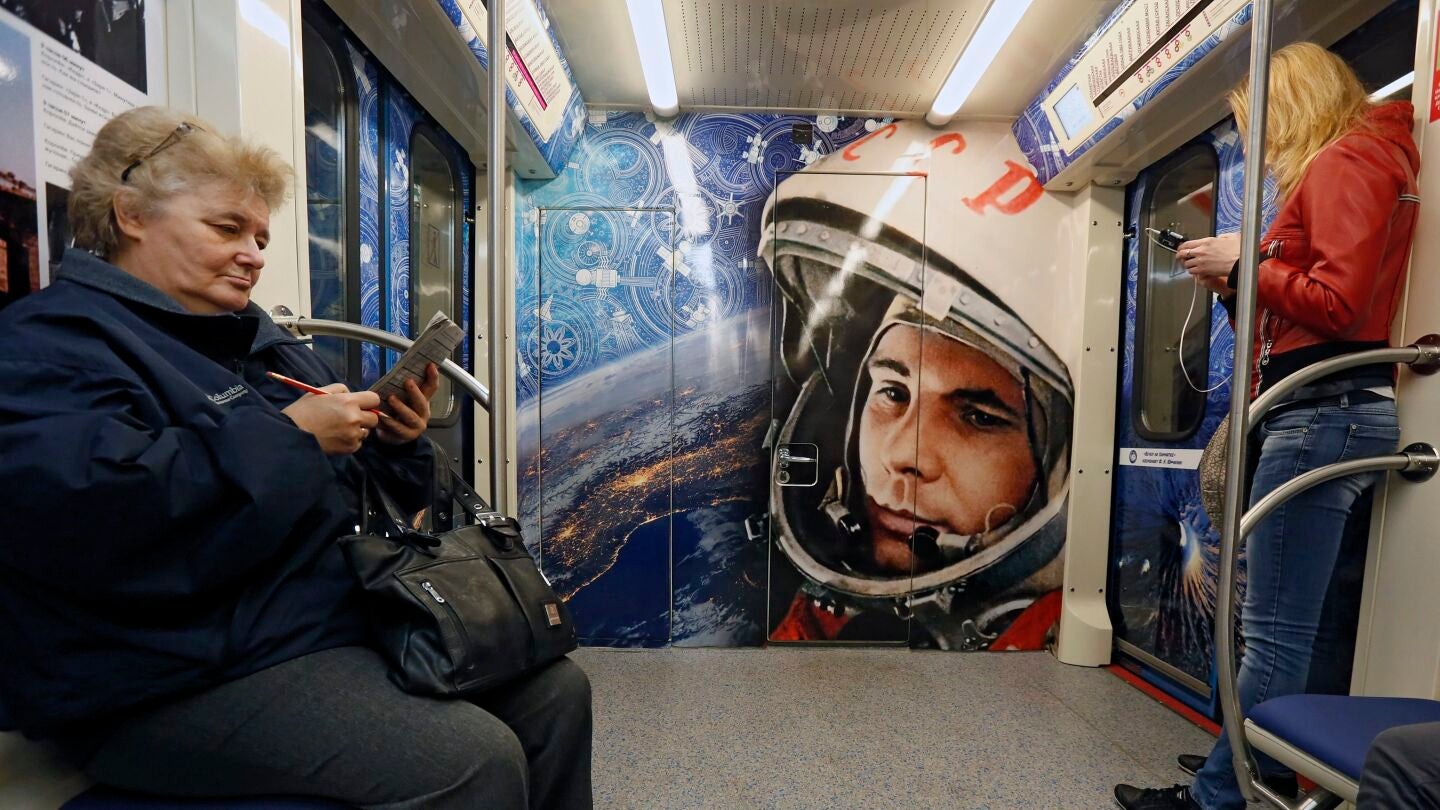 Imagen de archivo del metro de Mosc&uacute;, decorado con un retrato del primer hombre en viajar al espacio exterior, el cosmonauta sovi&eacute;tico Yuri Gagarin