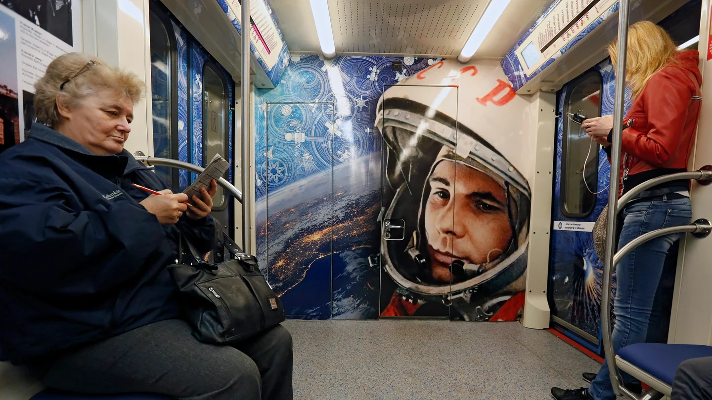 Imagen de archivo del metro de Moscú Imagen de archivo del metro de Moscú, decorado con un retrato del primer hombre en viajar al espacio exterior, el cosmonauta soviético Yuri Gagarin