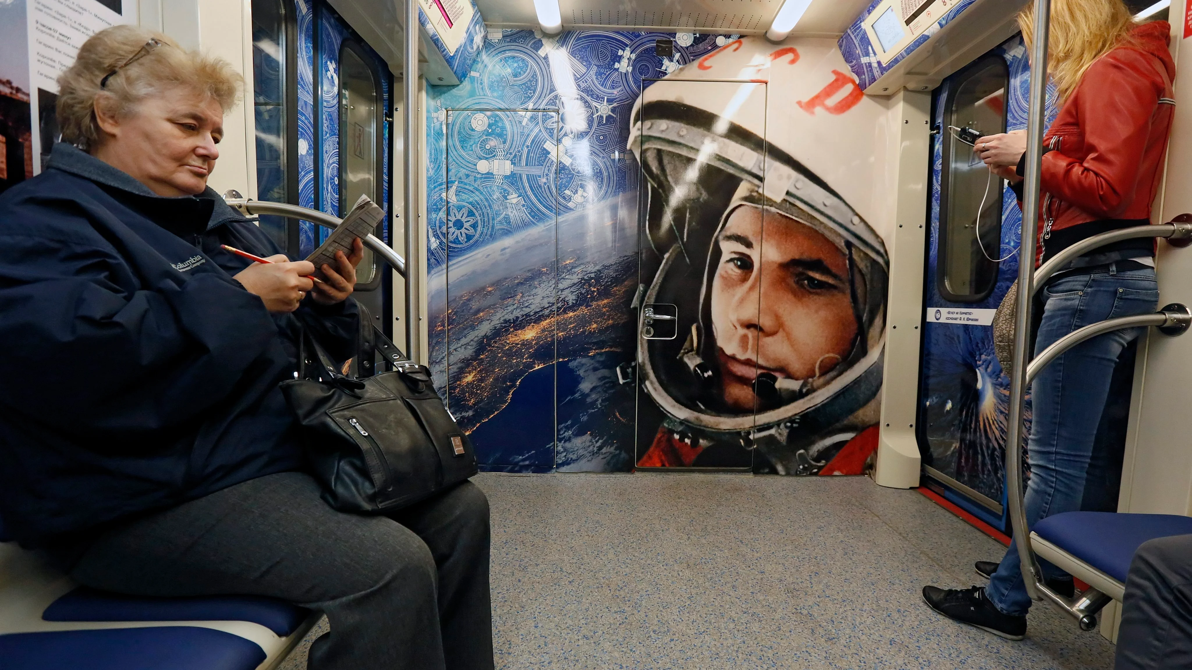 Imagen de archivo del metro de Moscú, decorado con un retrato del primer hombre en viajar al espacio exterior, el cosmonauta soviético Yuri Gagarin