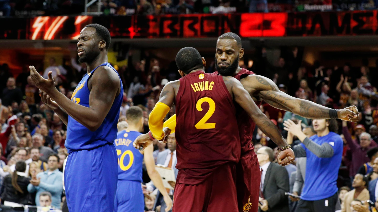Kyrie Irving y LeBron James celebran la victoria sobre los Warriors Kyrie Irving y LeBron James celebran la victoria sobre los Warriors