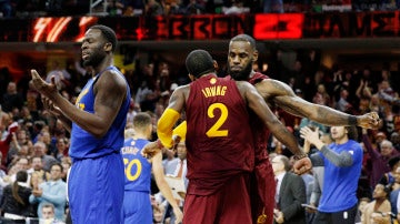 Kyrie Irving y LeBron James celebran la victoria sobre los Warriors