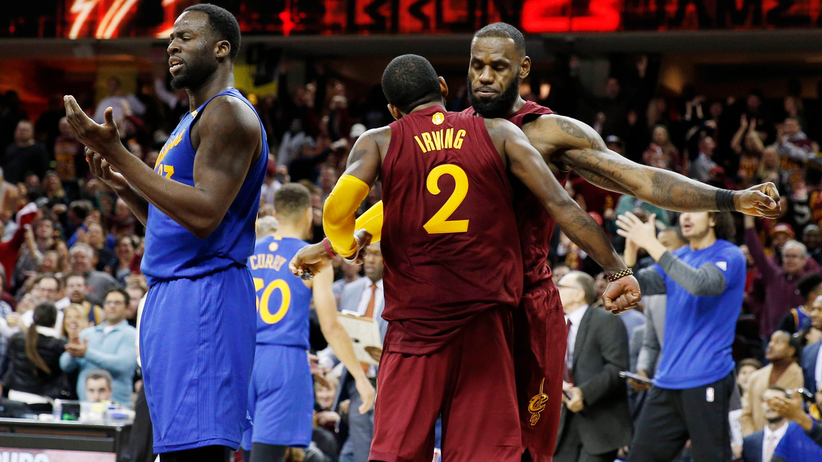 Kyrie Irving y LeBron James celebran la victoria sobre los Warriors