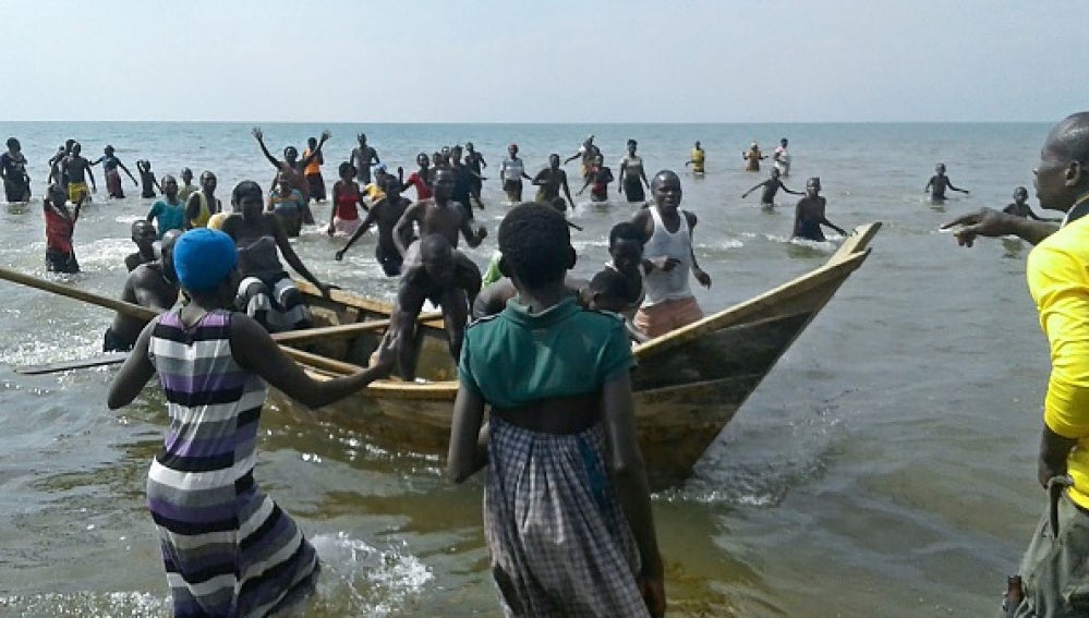 Imagen de varios supervivientes llegando a la orilla