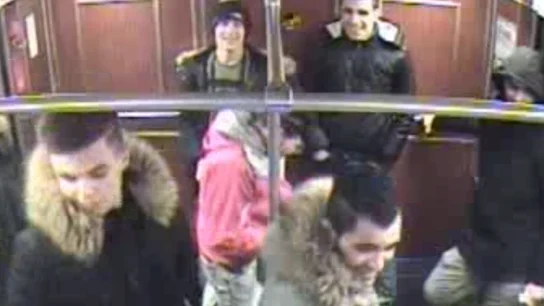 Jóvenes que intentaron quemar a un indigente en Berlín Jóvenes que intentaron quemar a un indigente en Berlín