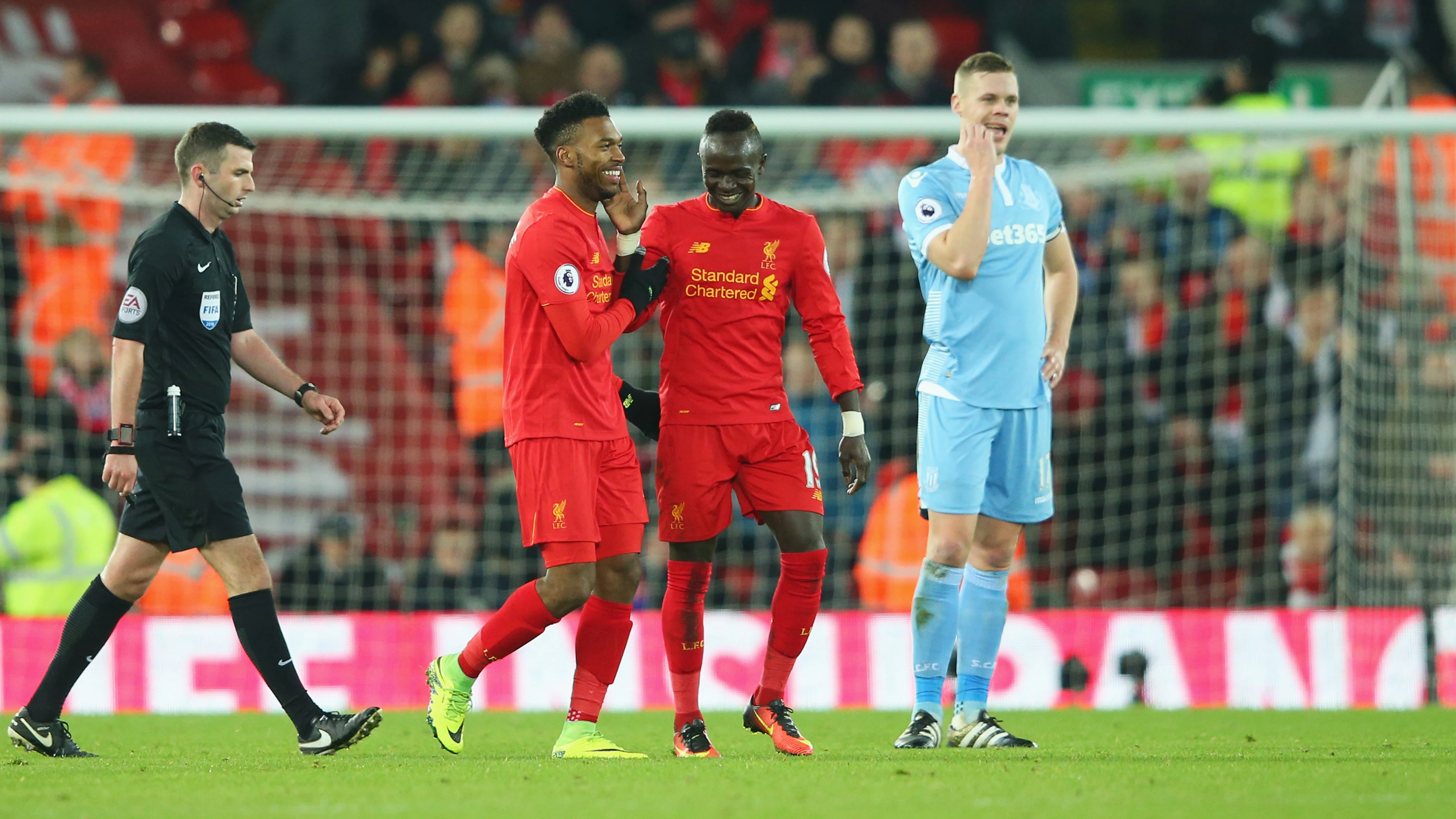 Sturridge y Sadio Mane celebran un gol ante el Stoke City