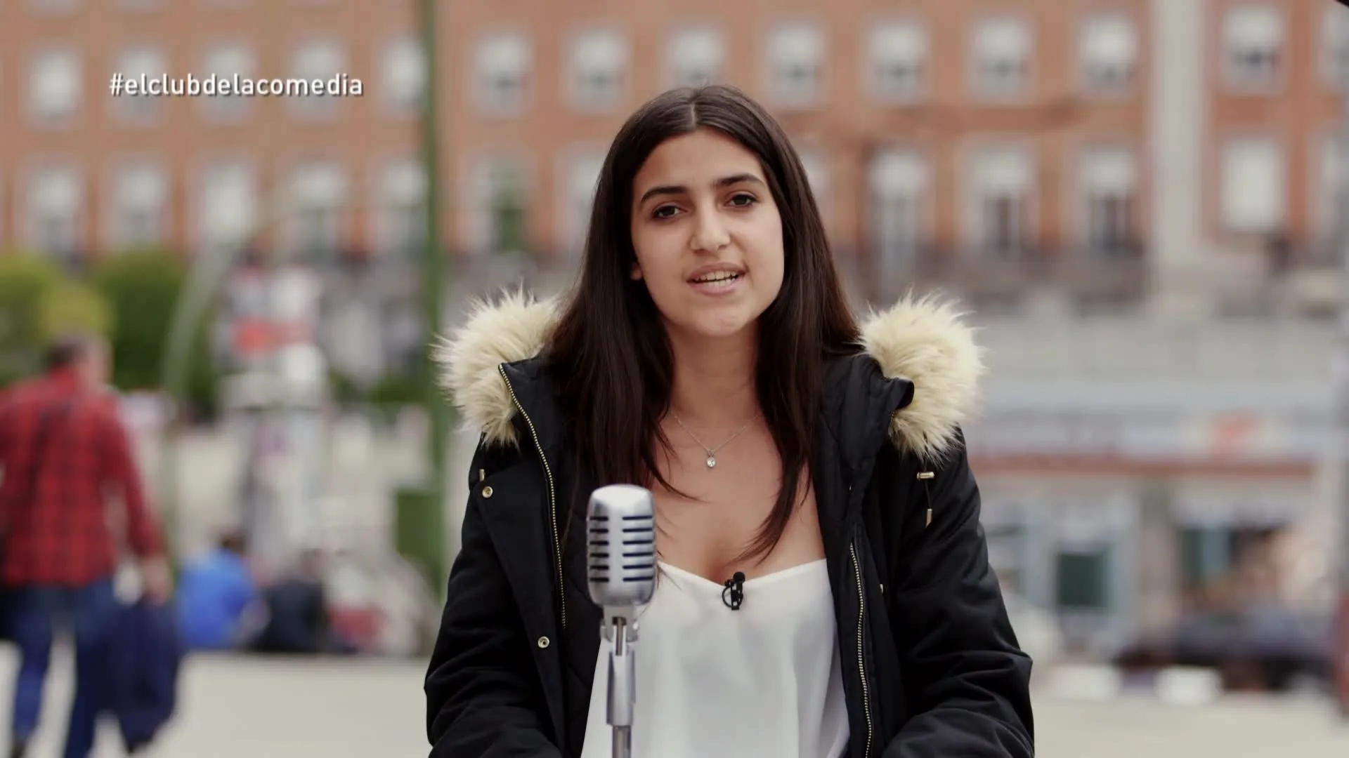 Una chica en 'La calle de la comedia'