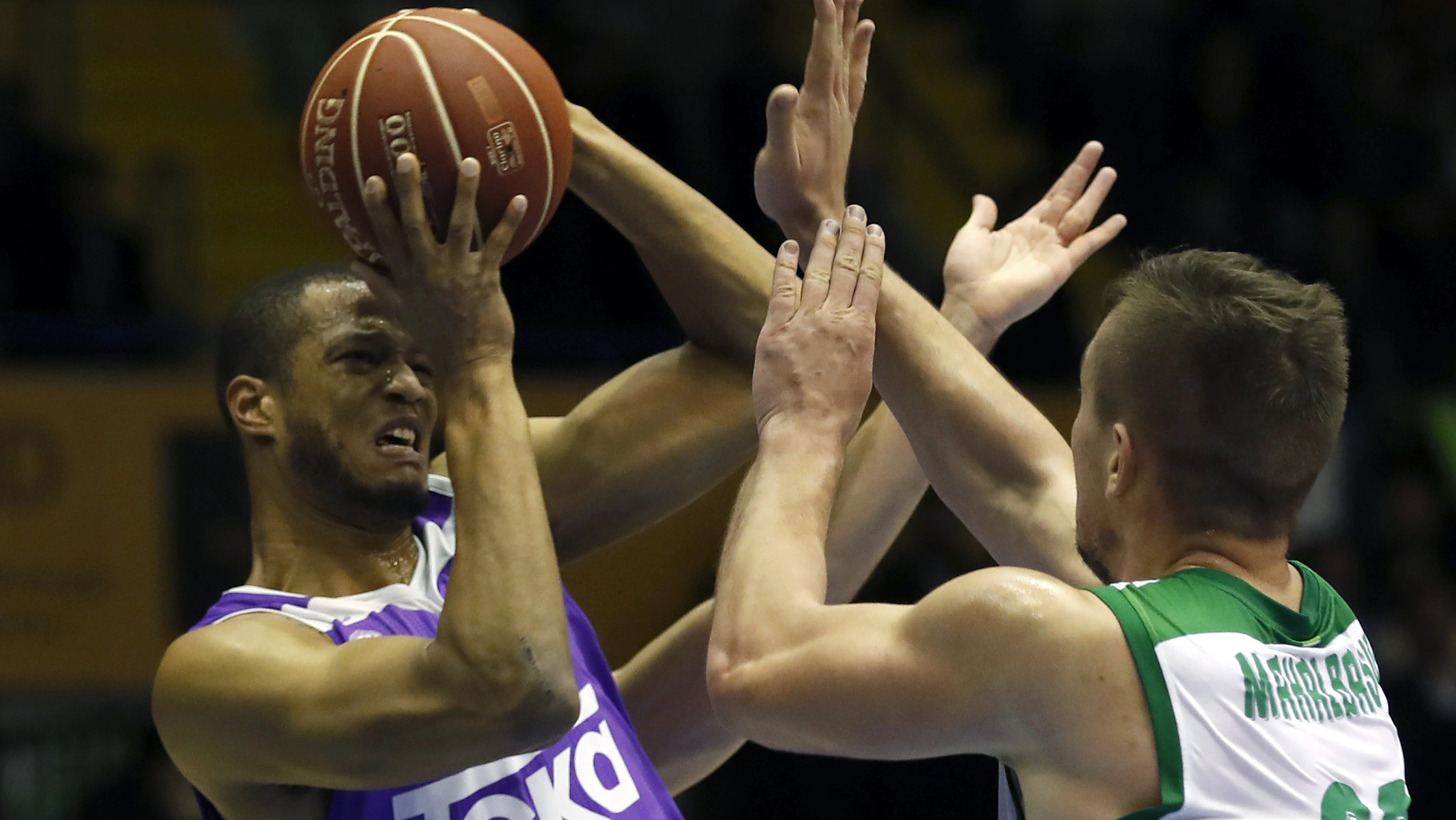 Los jugadores del Betis Energía Plus y Real Madrid en una jugada del encuentro 