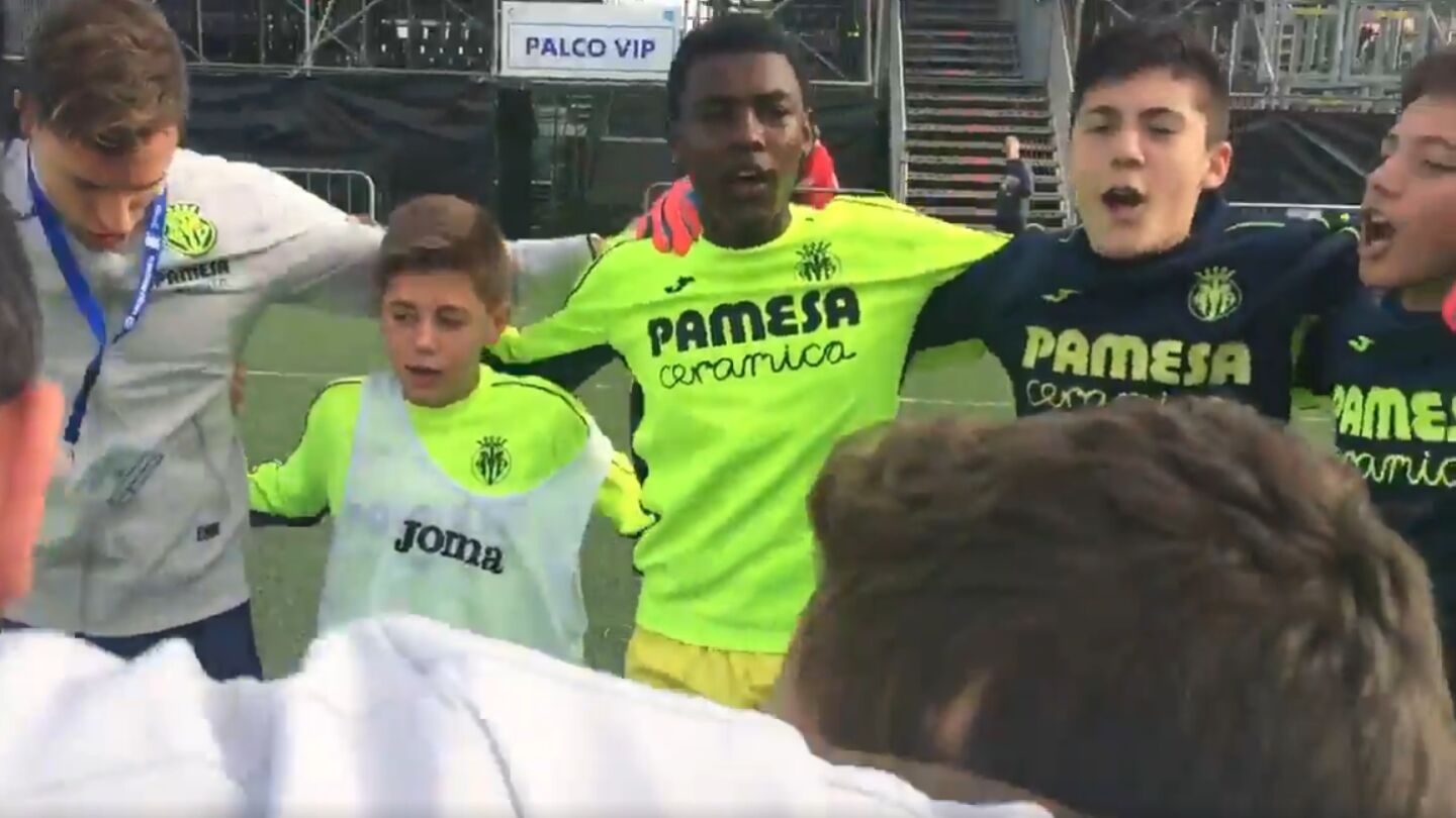 La arenga de los jugadores del Villarreal antes de su partido contra el Barcelona