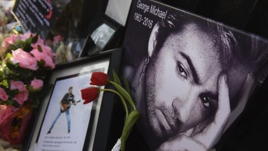 Flores y mensajes en memoria de George Michael
