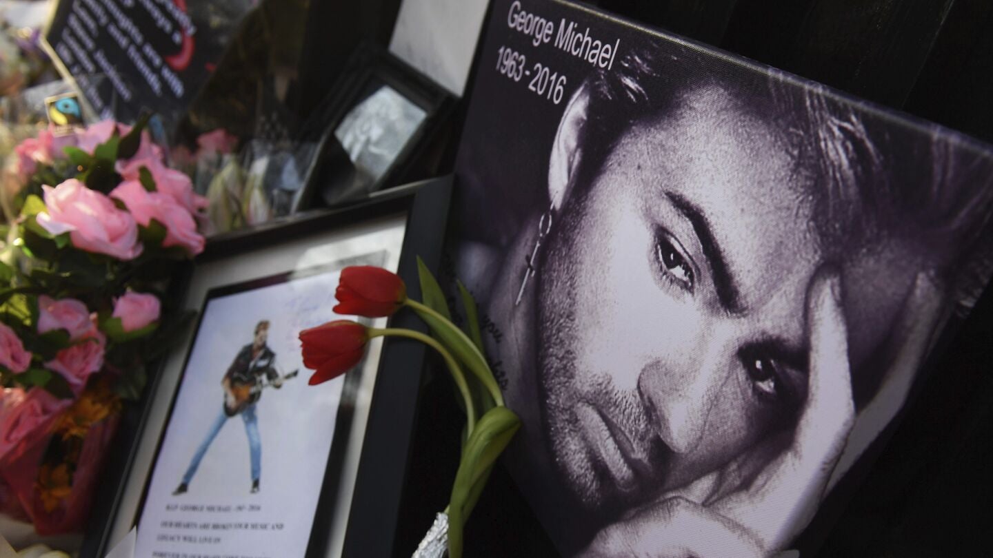 Flores y mensajes en memoria de George Michael