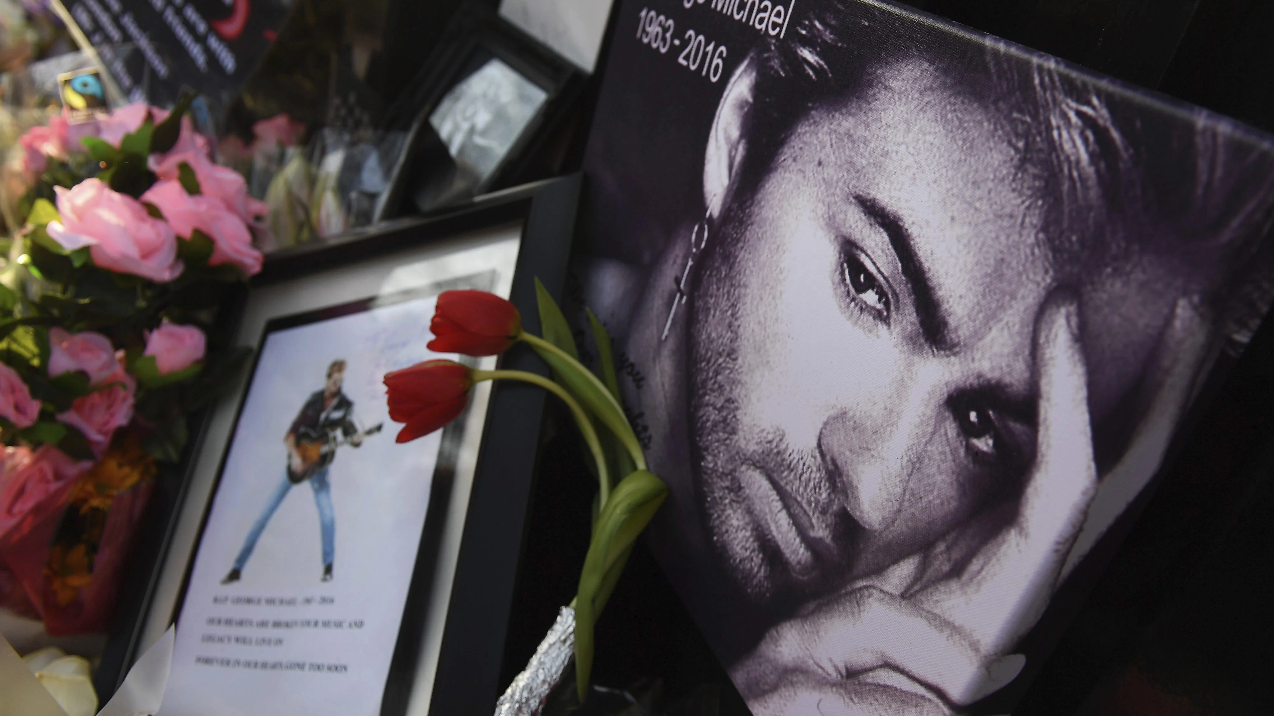 Flores y mensajes en memoria de George Michael Flores y mensajes en memoria de George Michael