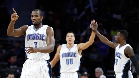 Ibaka celebra una canasta junto a sus compañeros Ibaka celebra una canasta junto a sus compañeros
