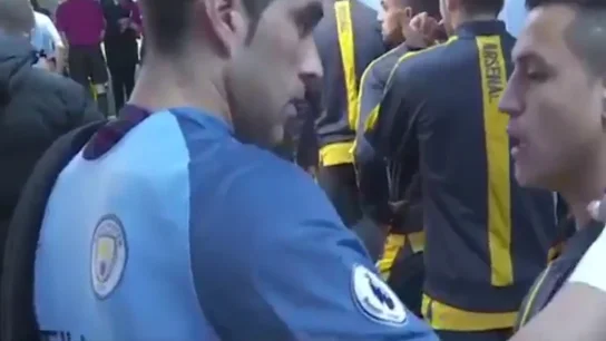 Claudio Bravo dialoga con Alexis Sánchez Claudio Bravo dialoga con Alexis Sánchez