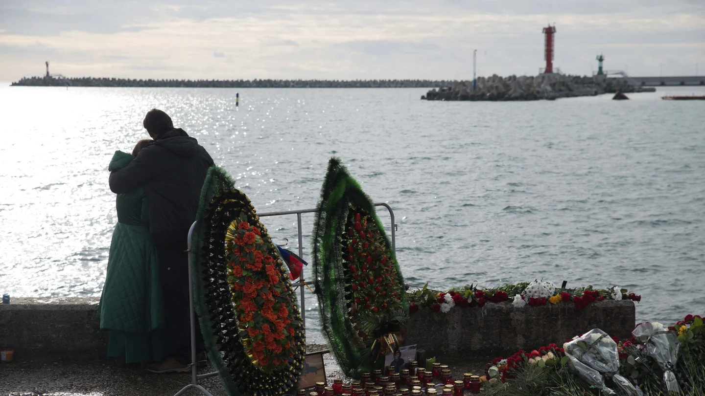Varios residentes de Sochi encienden velas y dejan flores en memoria de las víctimas Varios residentes de Sochi encienden velas y dejan flores en memoria de las víctimas