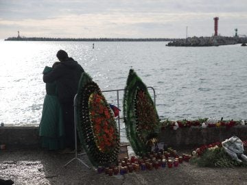 Varios residentes de Sochi encienden velas y dejan flores en memoria de las víctimas Varios residentes de Sochi encienden velas y dejan flores en memoria de las víctimas