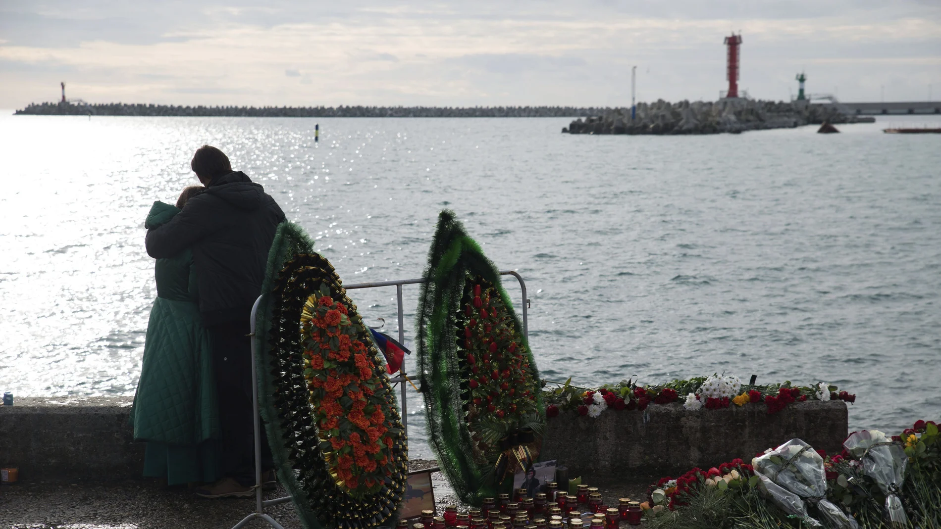 Varios residentes de Sochi encienden velas y dejan flores en memoria de las víctimas