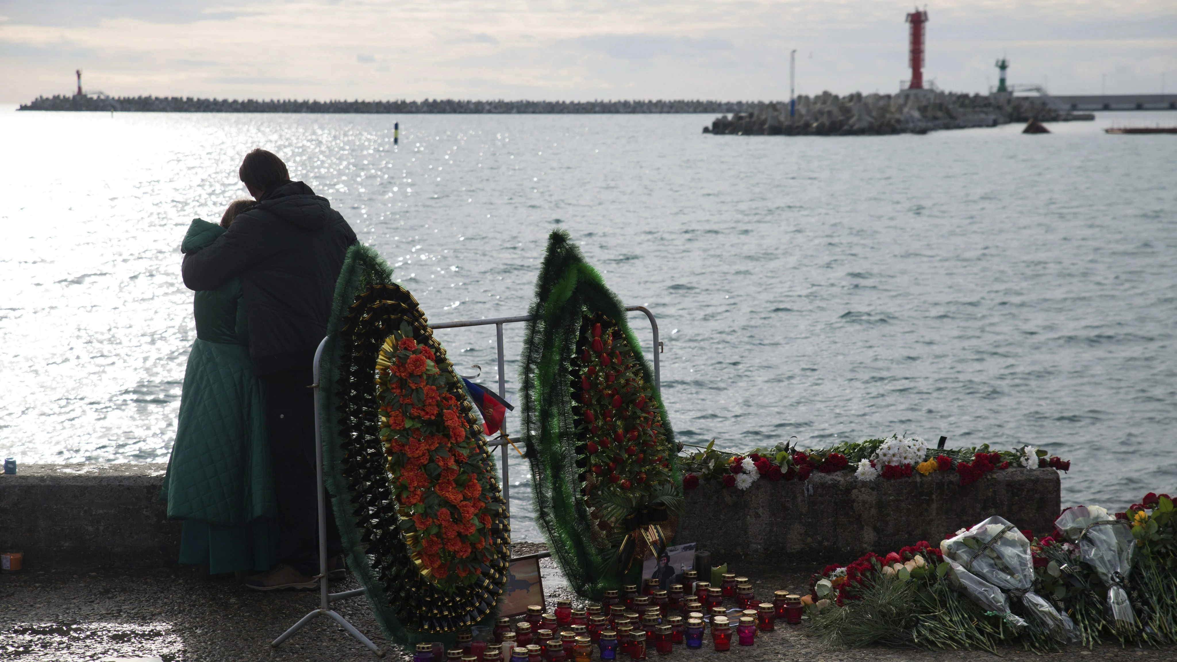 Varios residentes de Sochi encienden velas y dejan flores en memoria de las víctimas