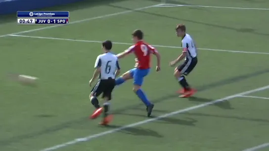 Diego Iza, del Sporting, marca a la Juventus en LaLiga Promises Diego Iza, del Sporting, marca a la Juventus en LaLiga Promises