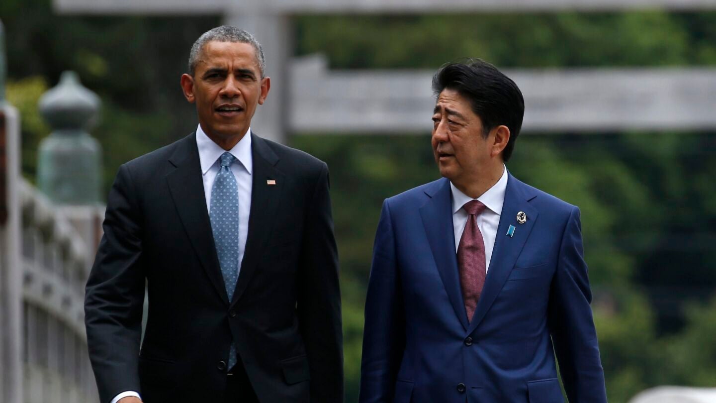 Imagen de archivo en la que Barack Obama (i) camina con el primer ministro japon&eacute;s, Shinzo Abe 