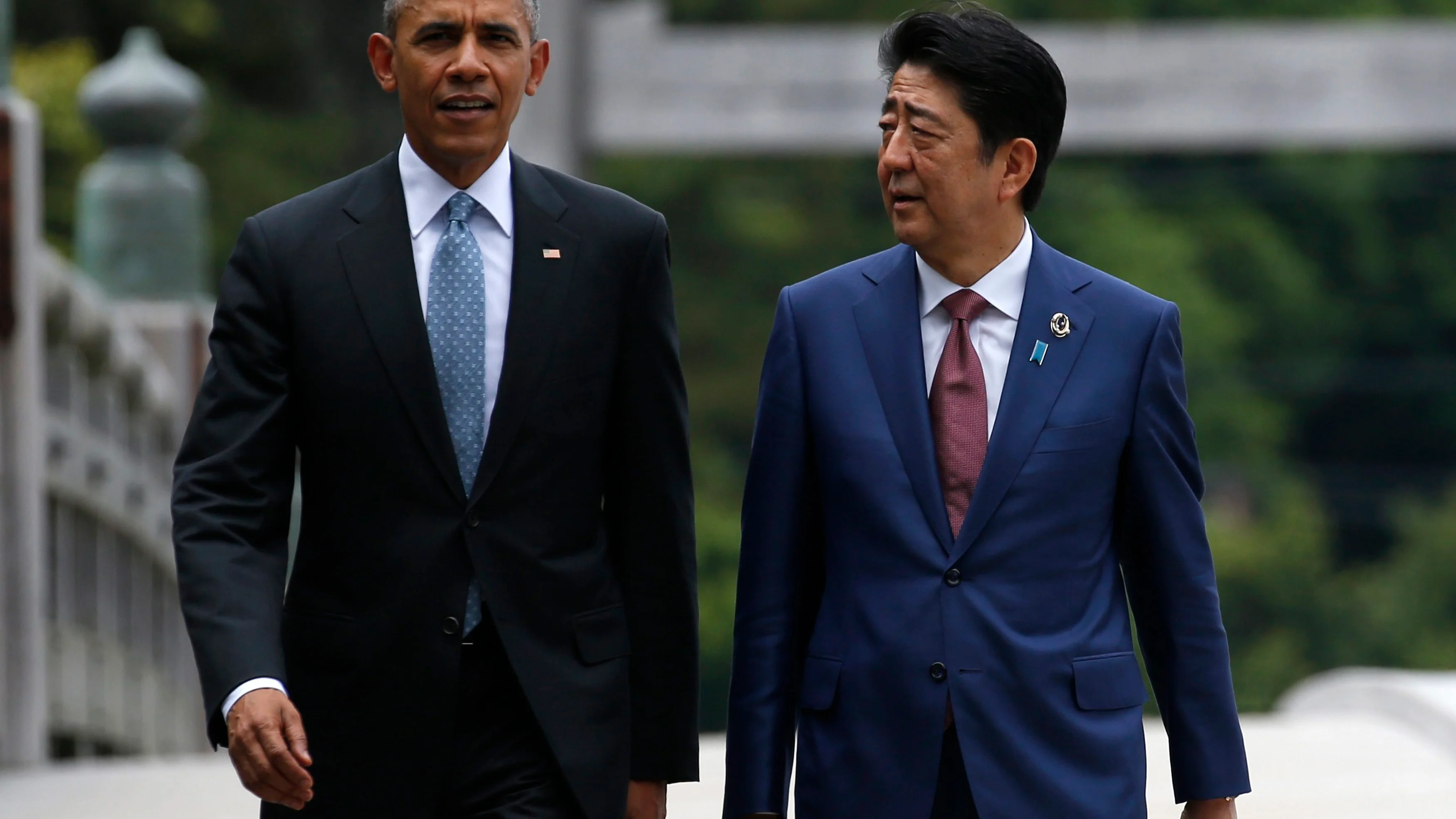 Imagen de archivo en la que Barack Obama (i) camina con el primer ministro japonés, Shinzo Abe 