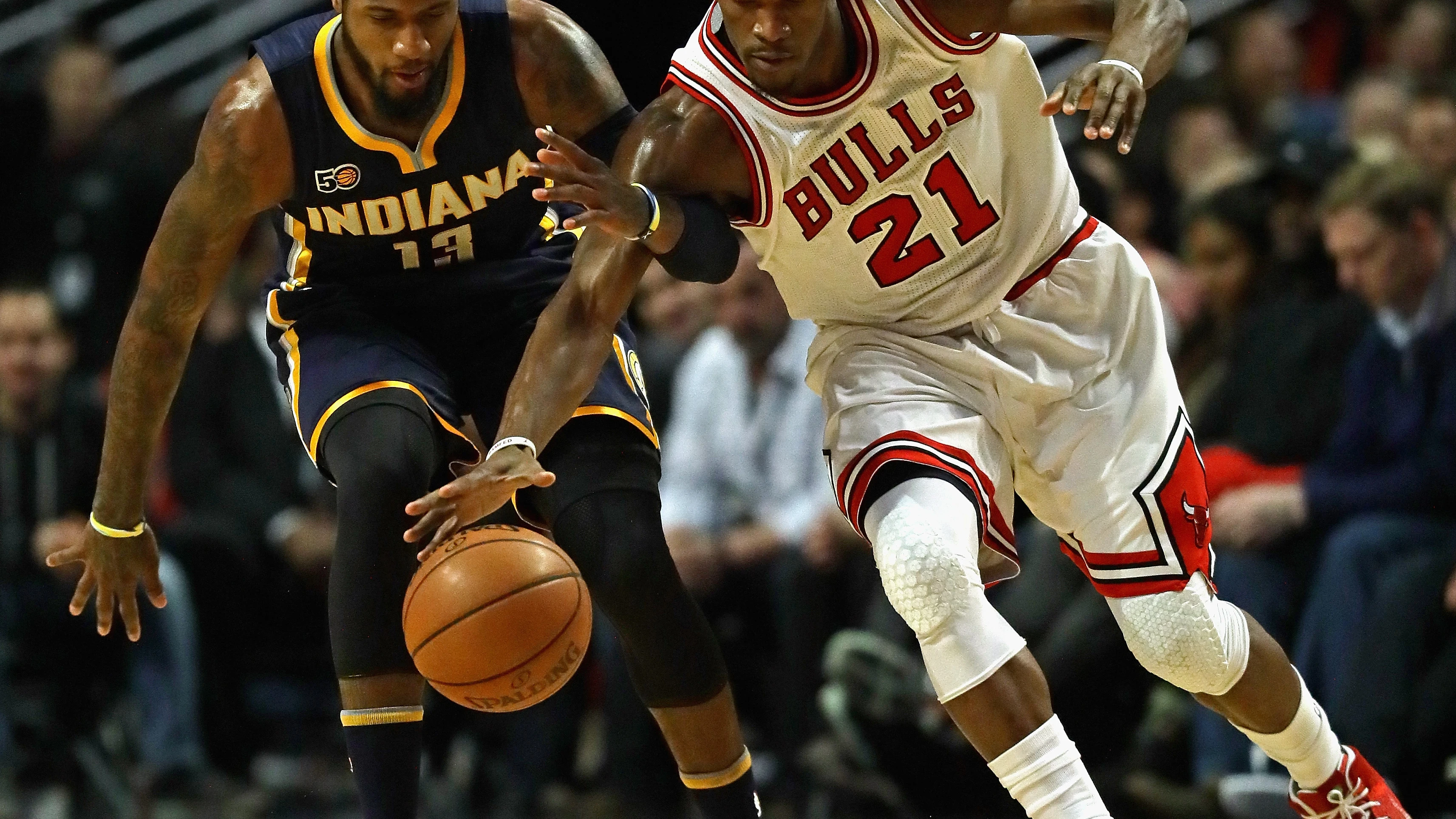 Paul George y Jimmy Butler intentan retener el bal&oacute;n