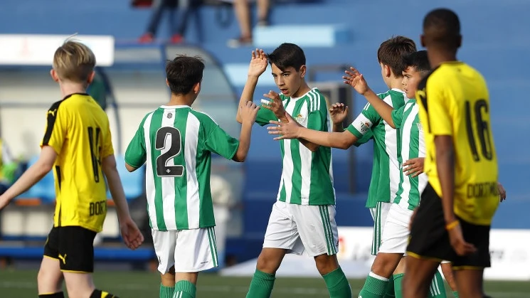 Los jugadores del Betis celebran un gol en LaLiga Promises