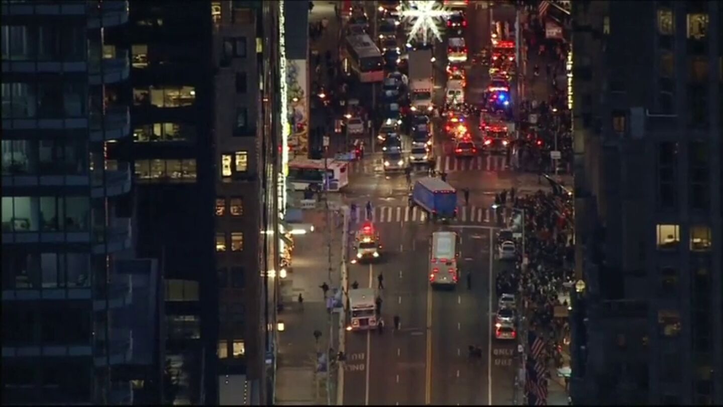 Frame 33.141157 de: Desajolan la Torre Trump de Nueva York por un paquete sospechoso que conten&iacute;a juguetes